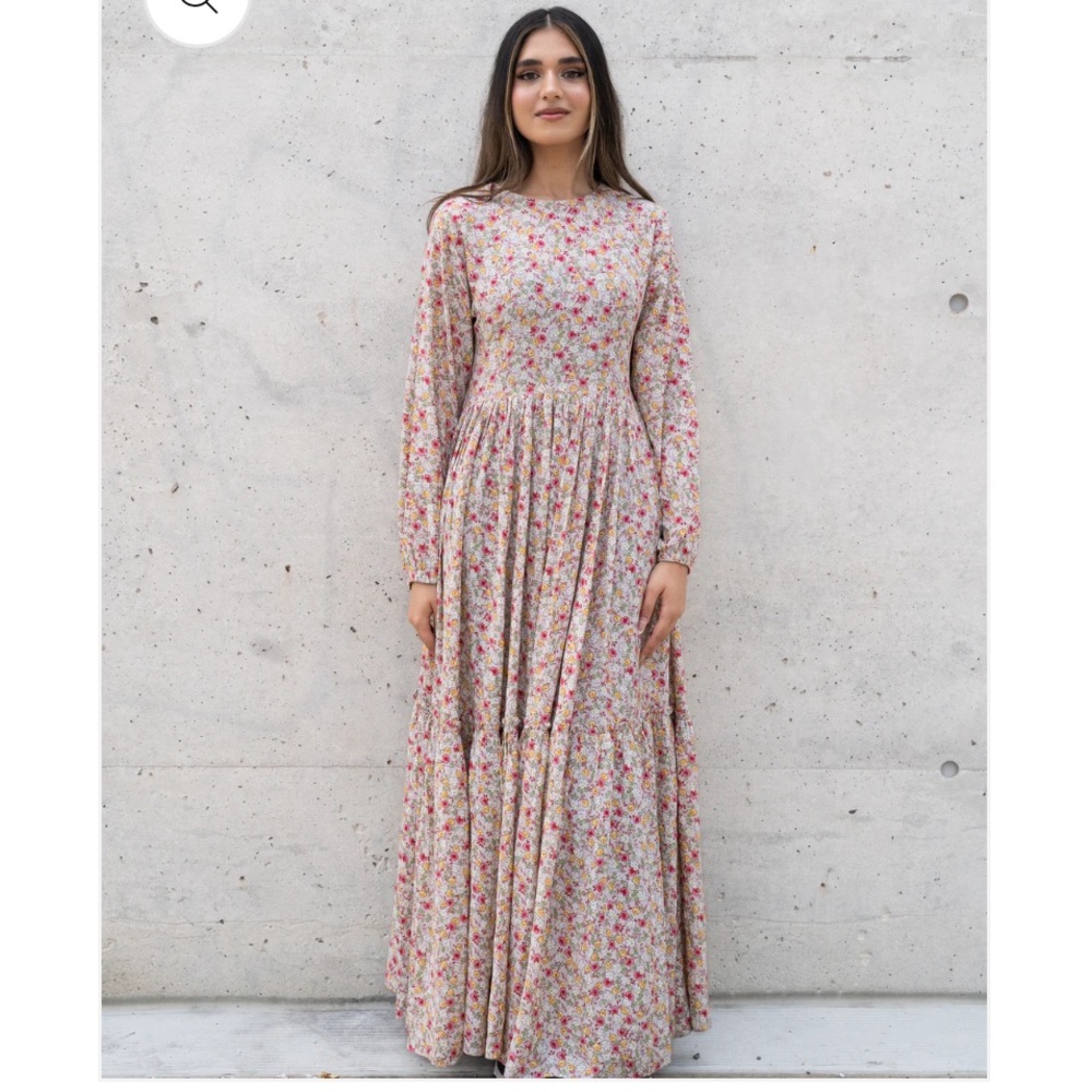 Gorgeous small batch maxi dress in dainty floral pattern
